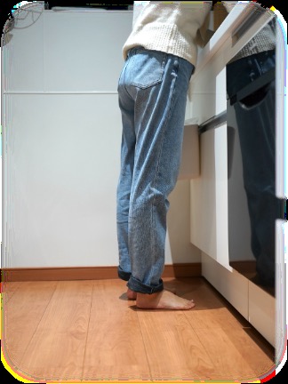 宋女士家中赤脚站在铺设地暖的厨房木地板上