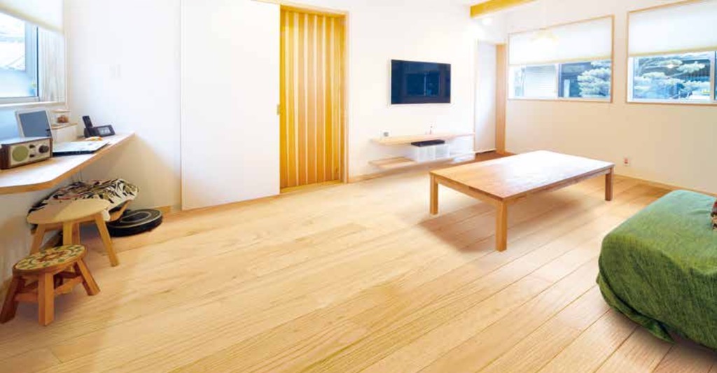 果妈970家安装言町地暖后的客厅与木地板